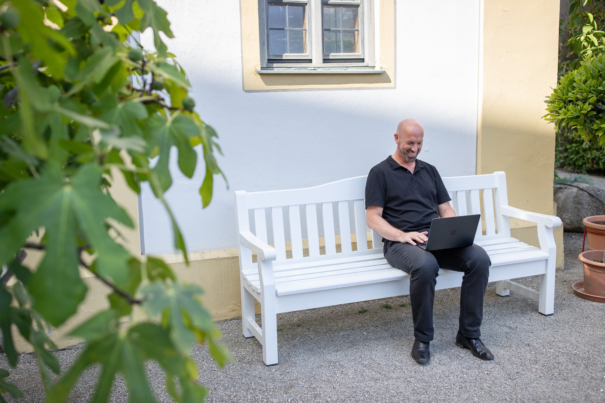 Michael Benecke arbeitet im Freien an seinem Laptop